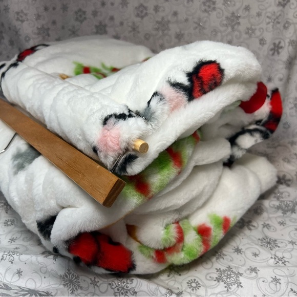 Sanrio Hello Kitty Santa Paws Christmas Faux Rabbit Fur Oversize Throw Blanket - Picture 11 of 13